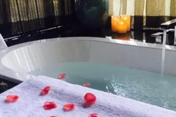 天津河西水疗池中的失重冥想：当身体学会漂浮